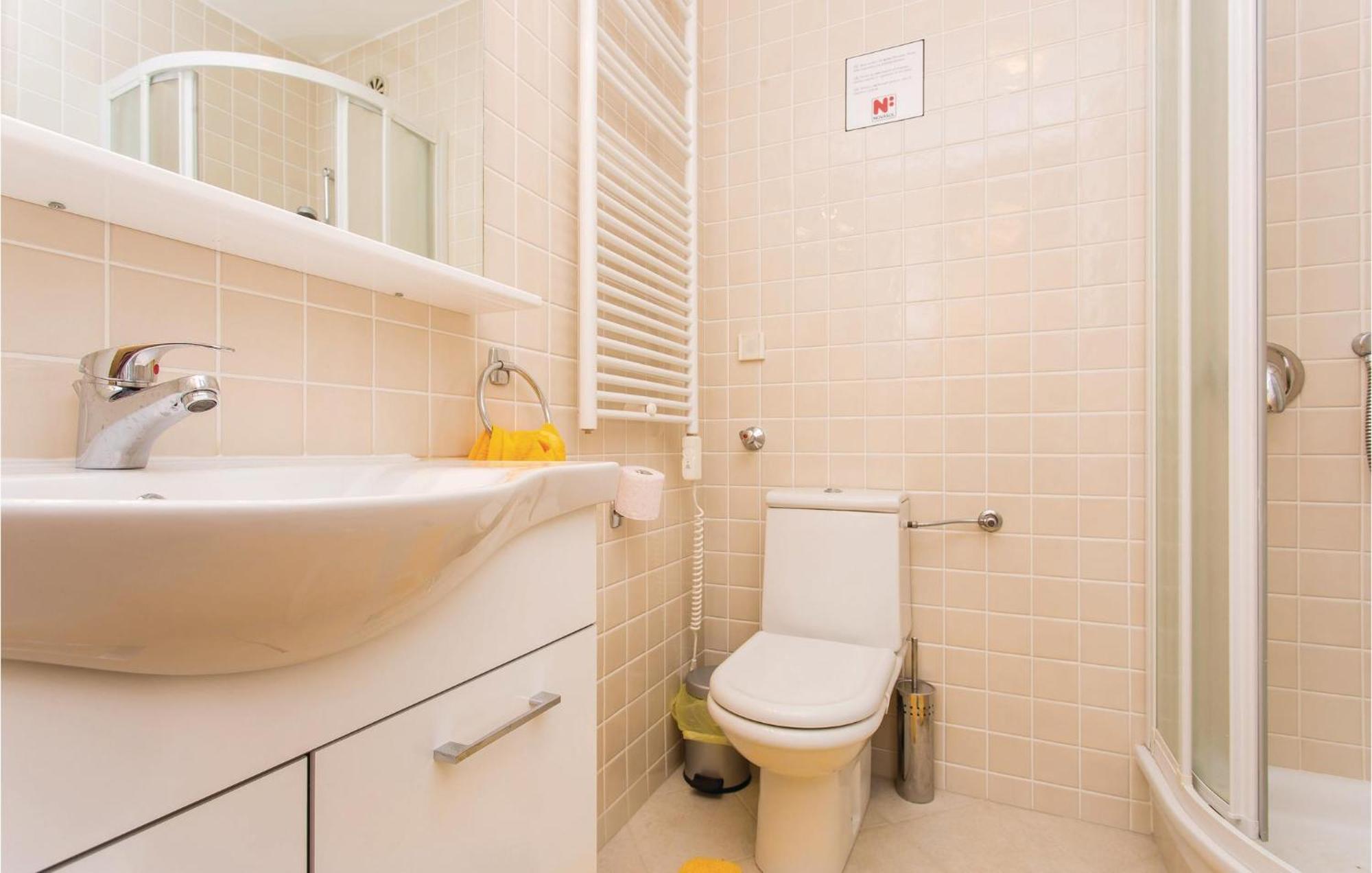 Amazing Apartment In Njivice With Wifi 外观 照片